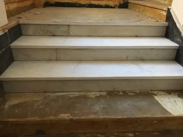 Marmortreppe während der Aufarbeitung, die Stufen sind freigelegt und für die Reparatur vorbereitet