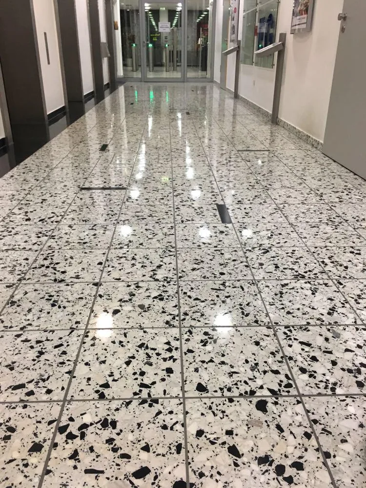 Auf Hochglanz polierter Terrazzoboden